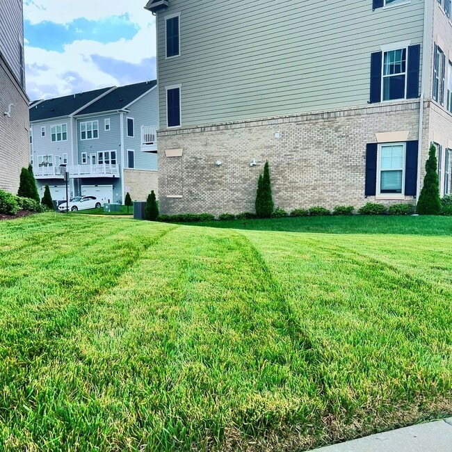 Building Photo - Fantastic 4 Bed 3.5 Bath End Unit Townhome In Potomac Shores Town Center