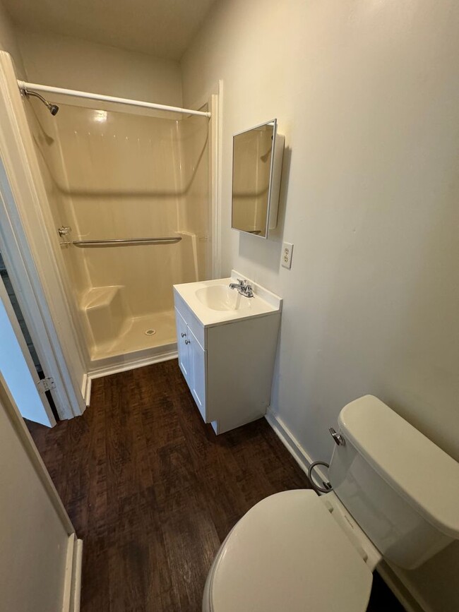 Building Photo - 1/1 Garage Apartment in Old Summerville Pa...