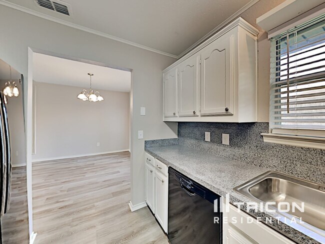 Building Photo - 335 Pin Oak Ln