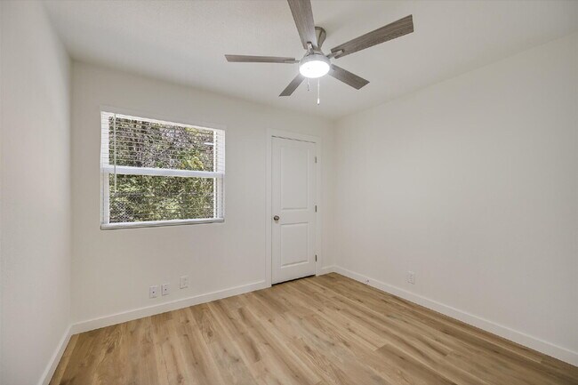 Building Photo - "Charming 2-Bed Retreat in Georgetown – Cozy 768 Sq Ft Haven!"