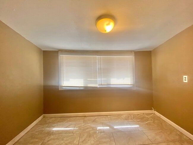 Building Photo - Adorable 1 Bed 1 Bath--Spacious with bonus...