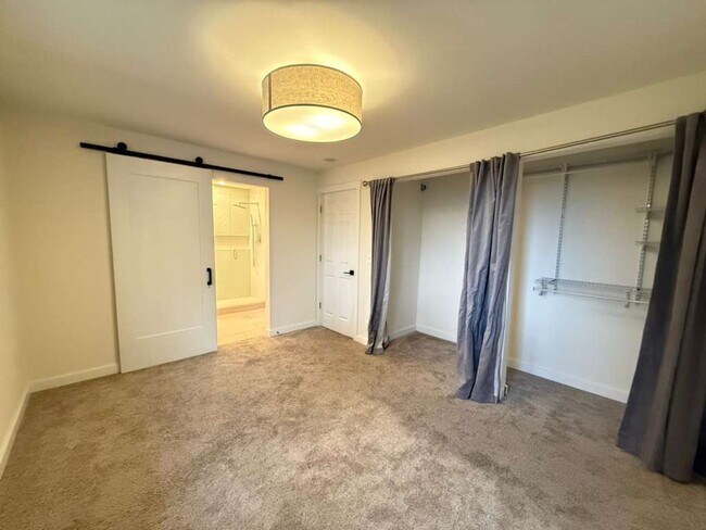 Building Photo - Stunning 4 Bed 3 Bathroom Home!