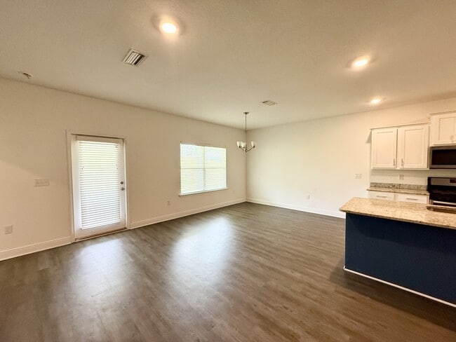 Building Photo - 31075 Semper Dr
