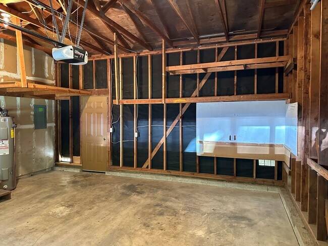 Building Photo - 2 bedroom 1.5 bathroom duplex in quiet Thurston neighborhood!