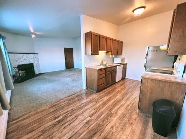 Building Photo - Spacious & Bright Top Floor Condo in East Anchorage, Close to Base + W/D In Unit!