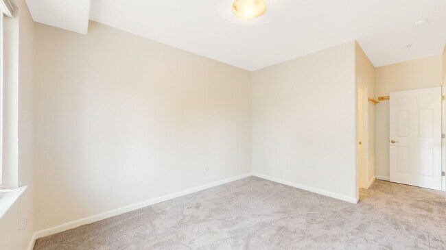Building Photo - 4-Bedroom Townhome in San Jose!
