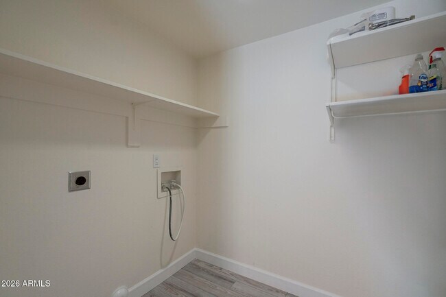 Building Photo - 815 E Grovers Ave