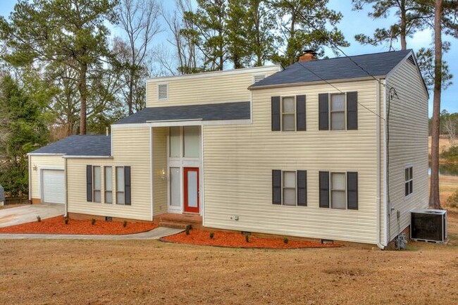 Building Photo - Spacious Three Bedroom in Goshen Lake