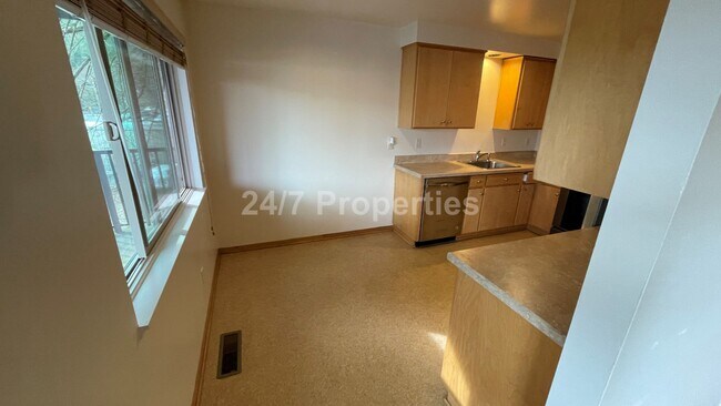 Building Photo - **$500 off** 2BD I 1BA + Parking - SW PDX