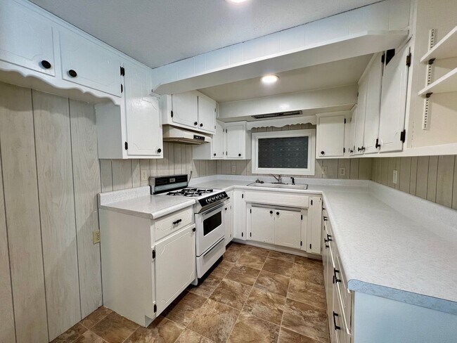Building Photo - Beautiful 4-Bed, 2-Bath Single-Family Home!