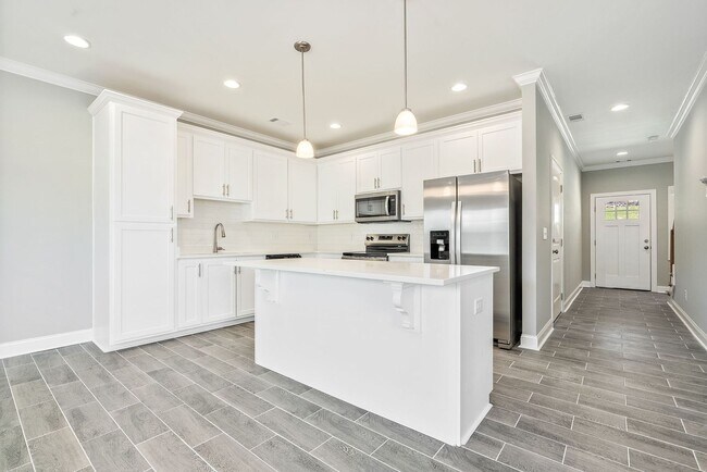 Building Photo - Short-Term Lease Only!