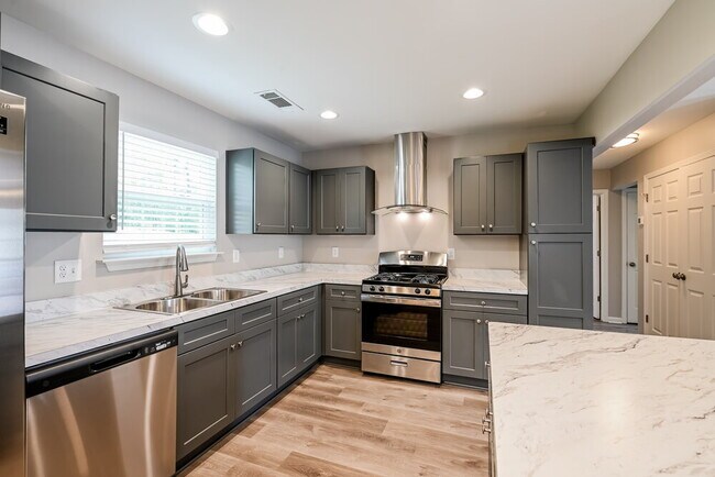 Building Photo - 6662 Wildwood Ct