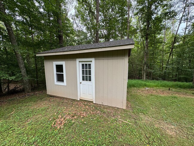Building Photo - Private and Lovely 3 Bedroom Home