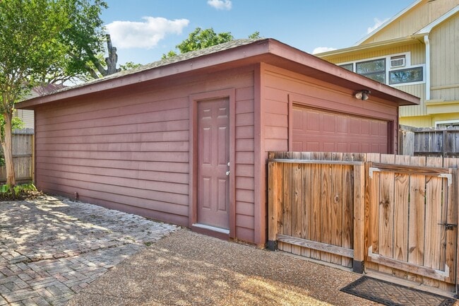 Building Photo - 1006 Glacier Hill Dr