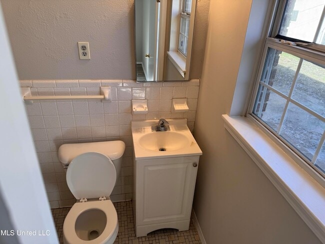 Building Photo - 2220 Ashland Dr