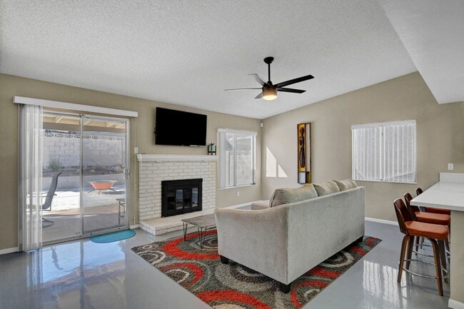 Building Photo - Fully Furnished, One Story, Near Strip, All Utilities Included with Flexible Lease Terms