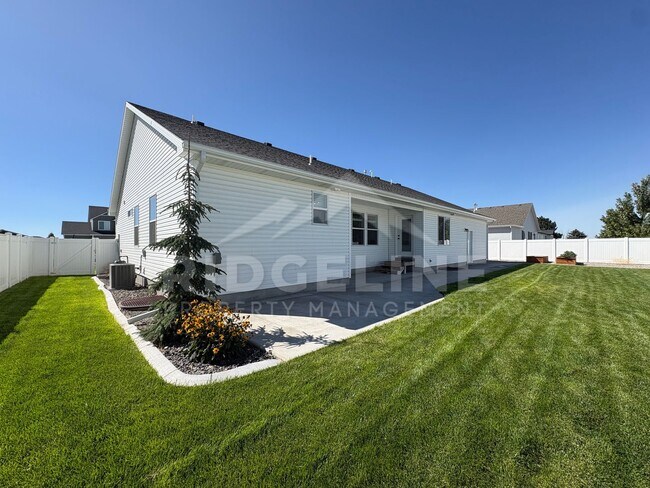 Building Photo - 137 Linden St