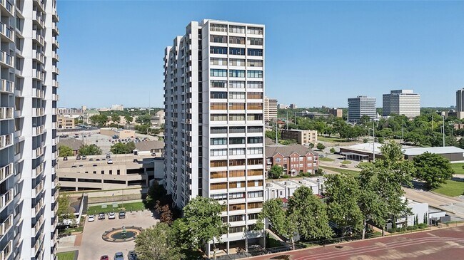 Building Photo - 410 W 7th St