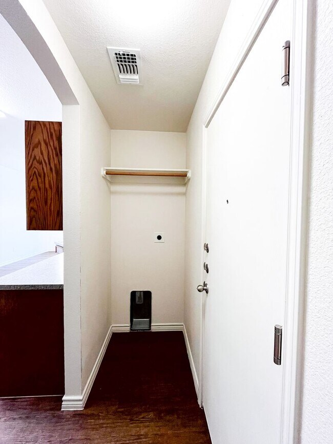 Building Photo - 1515 Justin Lp