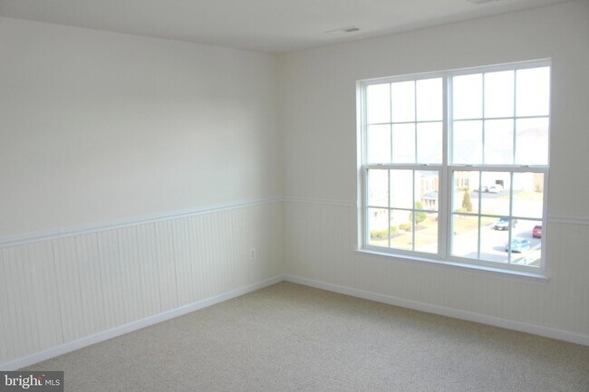 Building Photo - 13570 Village Green Dr