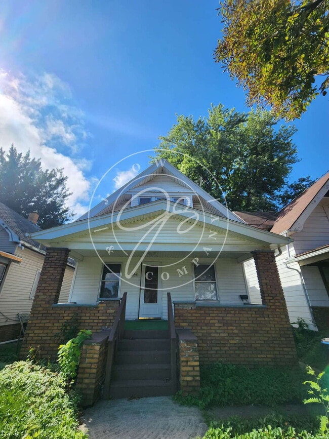 Primary Photo - 3 bed 1 bath with bonus room on 1st floor