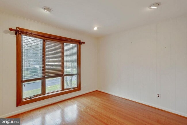 Building Photo - 9801 Clydesdale St