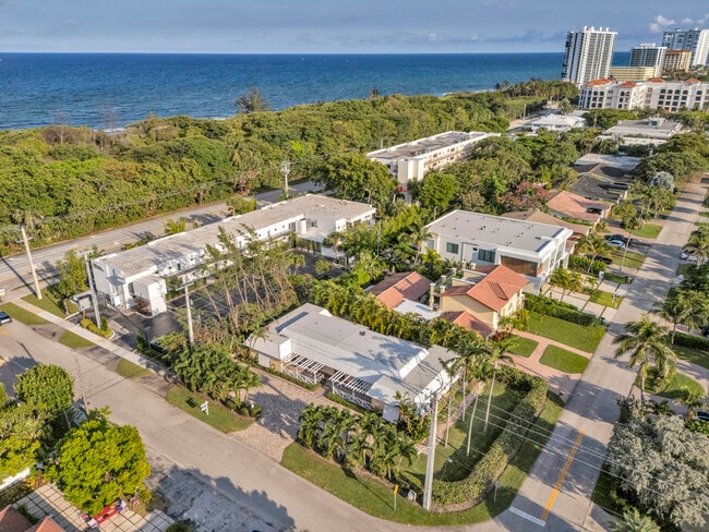 Building Photo - 900 NE 4th St