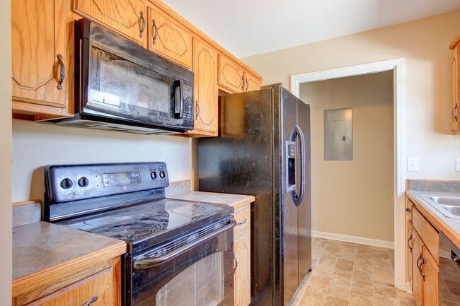 Building Photo - Cozy 3 bd 2 bath in the heart of Clarksville.  Fresh paint and Flooring!