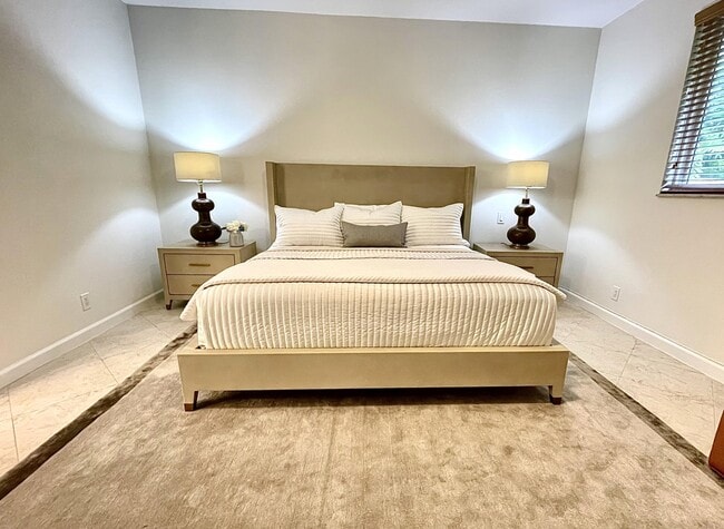 Building Photo - 3567 Commodore Cir