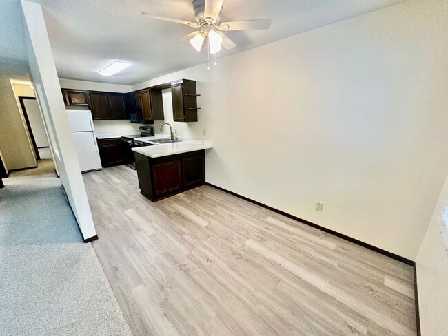 Building Photo - Elegant Townhome Living in a Prime Eagan Location!!