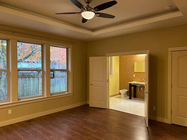 Building Photo - Burnt Bridge Creek 4 bedroom- Single Level