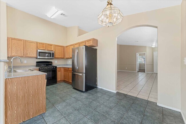 Building Photo - Charming Home with Spacious Backyard!