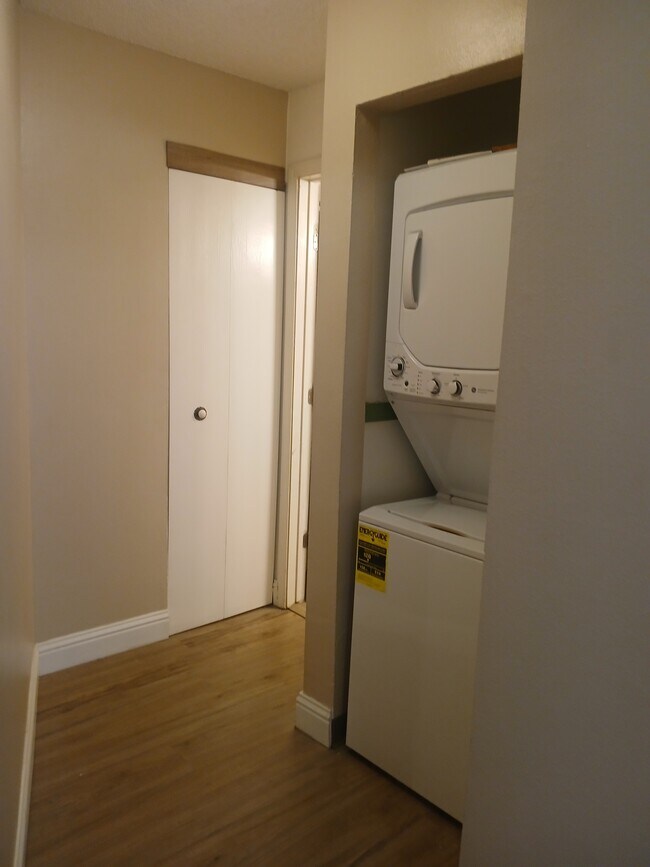 Building Photo - 775 Kingston Dr