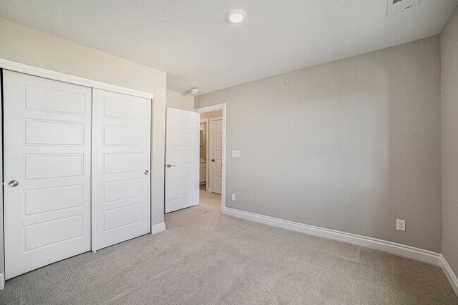 Building Photo - Gorgeous Townhome at Victory Ridge!