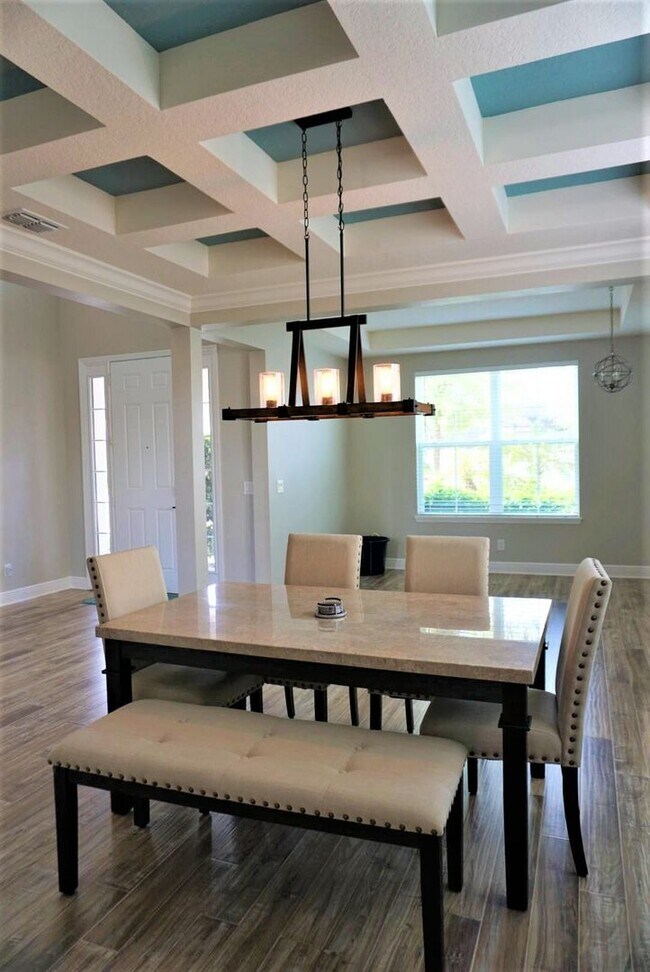Building Photo - Orchard Hills 6 bed / 3.5 Bath - Partially Furniushed