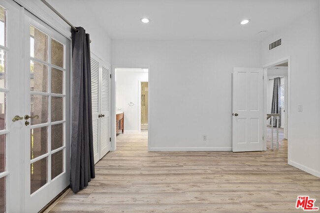 Building Photo - 212 S Hamilton Dr
