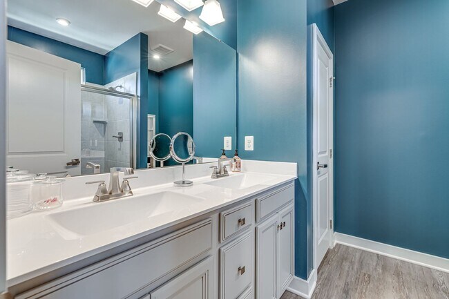 Building Photo - Modern 3 BR Townhome in Village of Towne Square Includes Trash, Cable/internet and Landscaping!