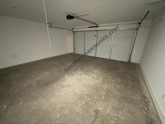 Building Photo - 224 Bradford Circle - Available Now!