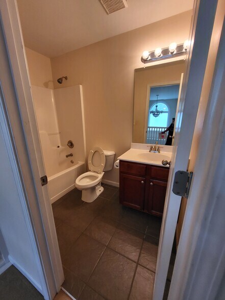 Building Photo - 316 Yorkshire Trce