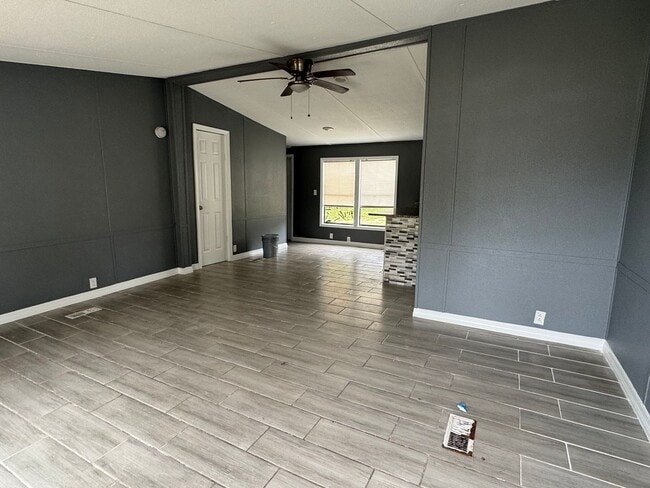 Building Photo - Large Fenced Yard In A Quiet Neighborhood