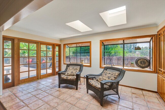 Building Photo - 5-Bedroom Home in Desirable Friendly Hills...