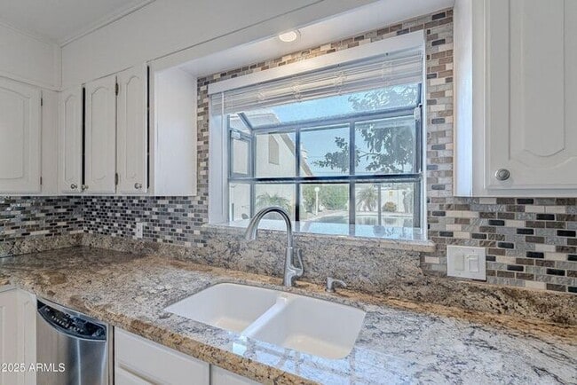 Building Photo - 3-bedroom townhome in great central Phoeni...