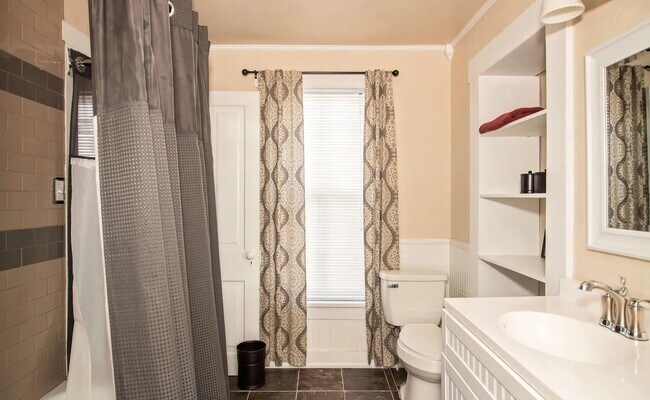 Building Photo - 420 St John St