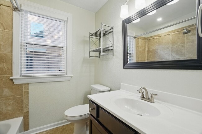 Building Photo - 144 W Randall Ave