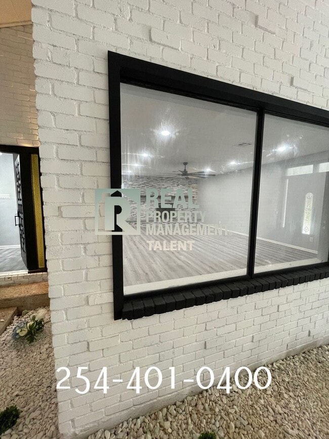Building Photo - 111 Country Club Dr