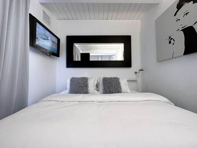 Building Photo - 7401 N Scottsdale Rd