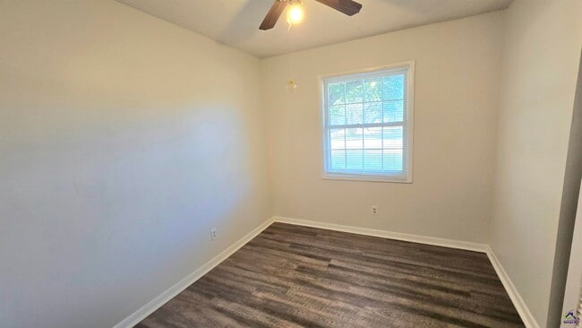 Building Photo - 318 Bruce St