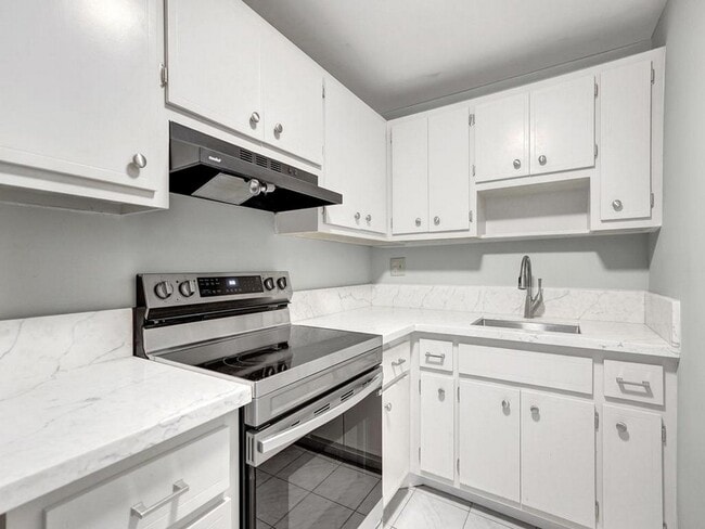 Building Photo - 200 S Birch Rd