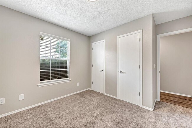 Building Photo - "Homey 3-Bed Townhouse on North Boxley Ave...