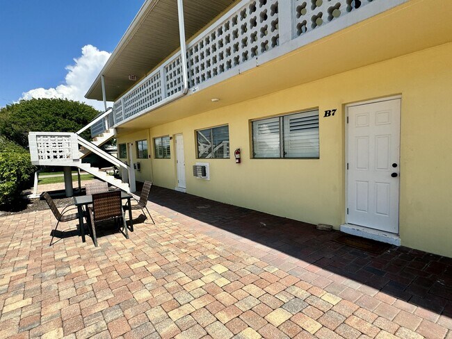 Building Photo - 473 12th Ave S